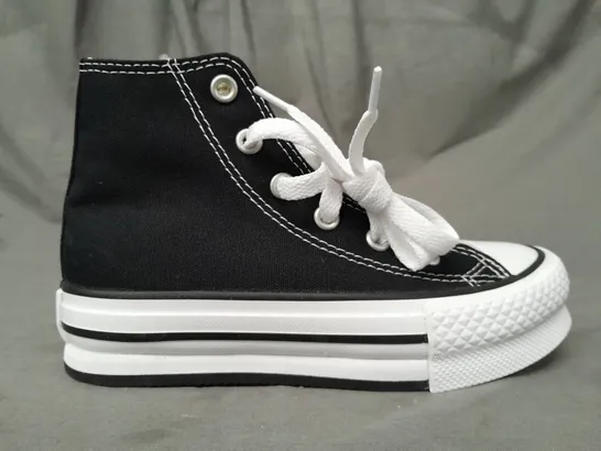 BOXED PAIR OF CONVERSE ALL STAR KID'S SHOES IN BLACK/WHITE UK SIZE 11.5