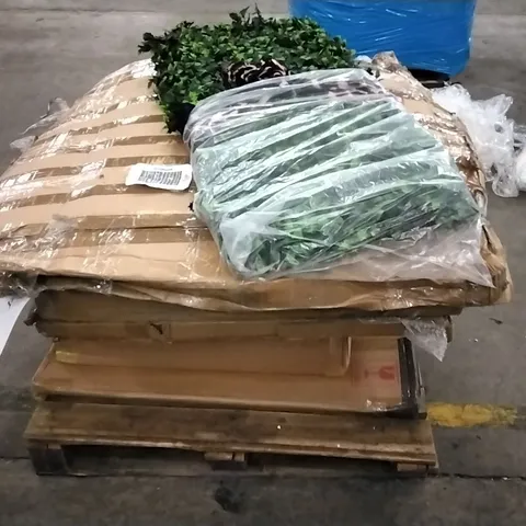 PALLET OF ASSORTED ITEMS TO INCLUDE CHANDELIER, MIRROR AND HOLLY CHRISTMAS DECORATIONS 