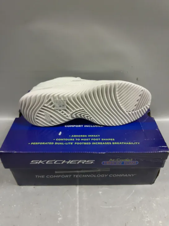 BOXED PAIR OF SKECHERS BOUNDER MEMORY FOAM TRAINERS - 8.5