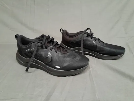 BOXED PAIR OF NIKE DOWNSHIFTER 12 IN BALCK SIZE 9.5 