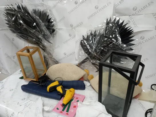 BOX OF ASSORTED ITEMS TO INCLUDE A PAIR OF LIGHT HOLDERS, FAUX FLOWERS AND A HAND HELD DRILL