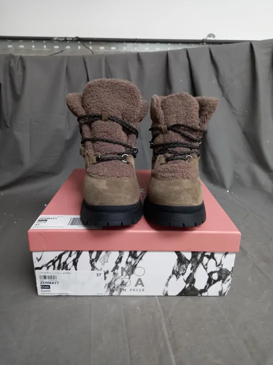 BOXED PAIR OF MODA IN PELLE ZERMATT KHAKI TRIMMED BOOTS IN SUEDE SIZE 4