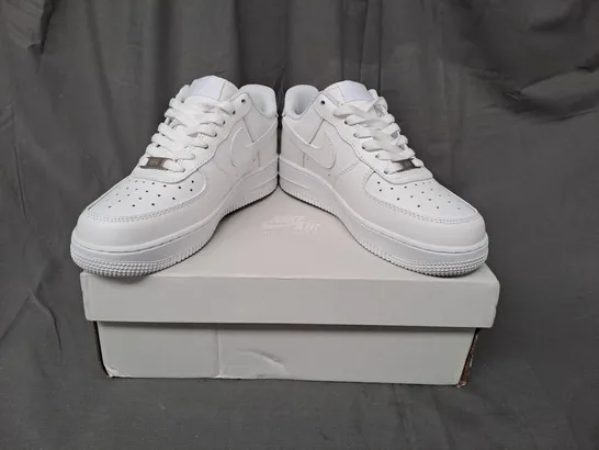 BOXED PAIR OF NIKE AIR FORCE 1 '07 SHOES IN WHITE UK SIZE 5