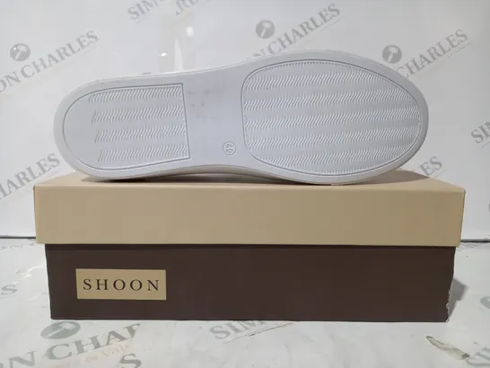 BOXED PAIR OF SHOON EIDOLON TRAINERS IN OFF WHITE SIZE 7