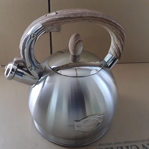 LUXGRACE WHISTLING KETTLE WITH WOODEN HANDLE