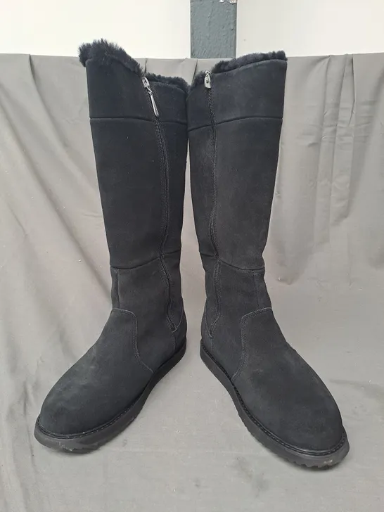 BOXED PAIR OF EMU AUSTRALIA MOONTA BOOTS IN BLACK SIZE 6