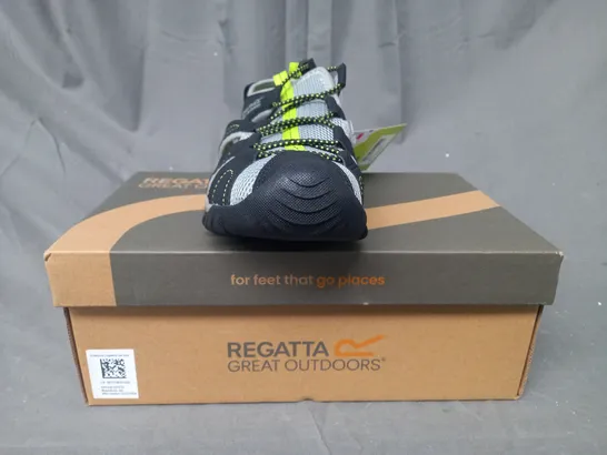 BOXED PAIR OF REGATTA KIDS WESTSHORE SANDALS IN BLACK/LIME GREEN UK SIZE 4