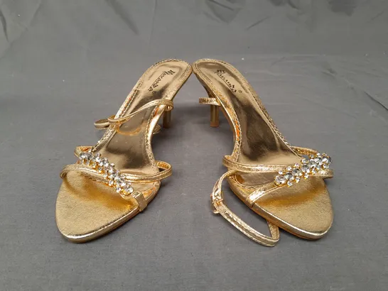 PAIR OF LAVANDA KITTEN HEELS WITH ANKLE STRAPS IN GOLD METALLIC SIZE EU 38