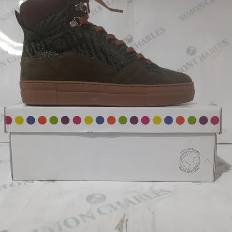 BOXED PAIR OF ADESSO HI-TOP SHOES IN SAGE/BROWN SIZE 7
