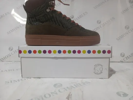 BOXED PAIR OF ADESSO HI-TOP SHOES IN SAGE/BROWN SIZE 7
