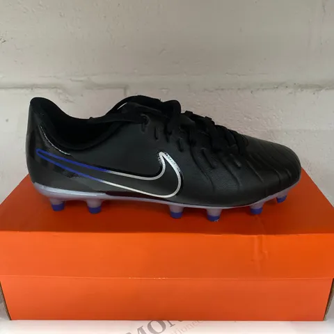 BOXED PAIR OF NIKE JR LEGEND 10 CLUB FG/MG BOOTS SIZE 3.5
