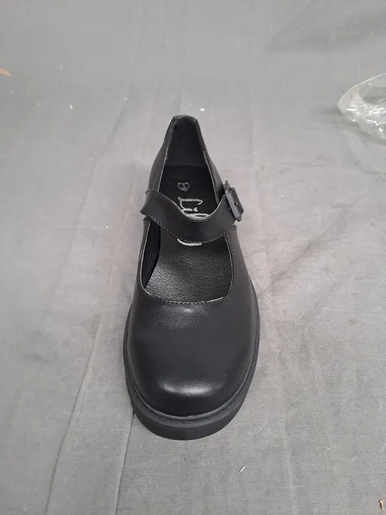 BOX OF APPROXIMATLY 10 BLACK LILLEY SHOE IN VARIOUS SIZES 