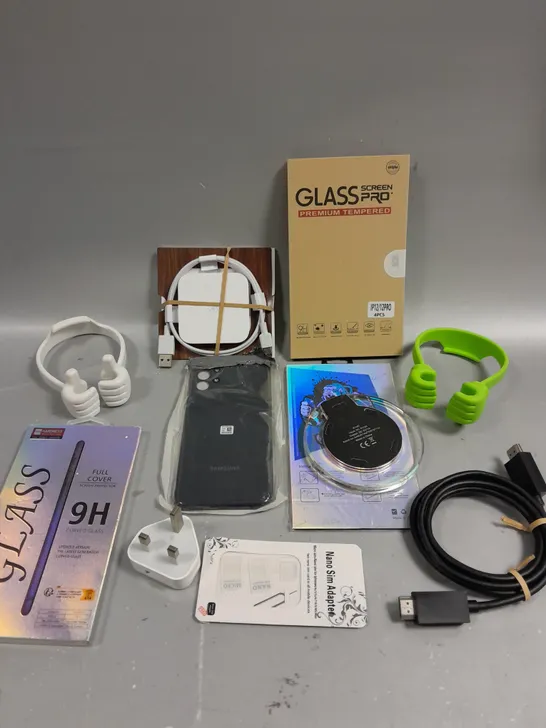 APPROXIMATELY 30 ASSORTED SMARTPHONE/TABLET ACCESSORIES TO INCLUDE PROTECTIVE CASES, CHARGING CABLES, USB PLUGS ETC	