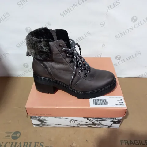 BOXED PAIR OF MODA IN PELLE BROWN BOOTS - SIZE 40