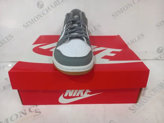 BOXED PAIR OF NIKE DUNK LOW GS SHOES IN GREY/WHITE UK SIZE 3