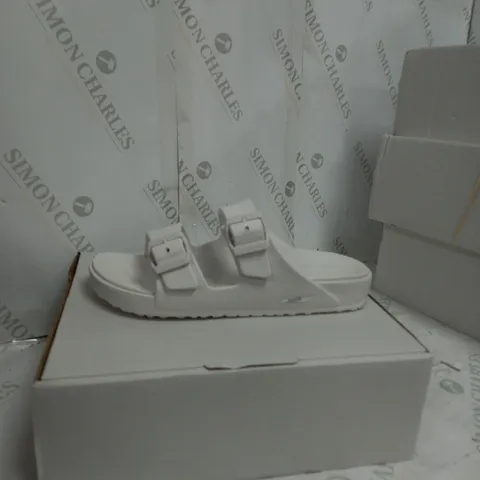 BOXED PAIR OF SKECHERS ARCH FIT FOAMIES SLIDE SANDALS IN WHITE SIZE 6