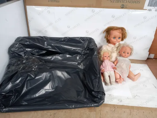 BOX OF APPROX 5 ITEMS TO INCLUDE DOLLS AND A LARGE TIDY TRAY