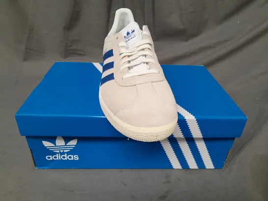 BOXED PAIR OF ADIDAS GAZELLE A-CLUB MANCHESTER UNITED CUSTOMIZED SHOES IN GREY/BLUE UK SIZE 8.5