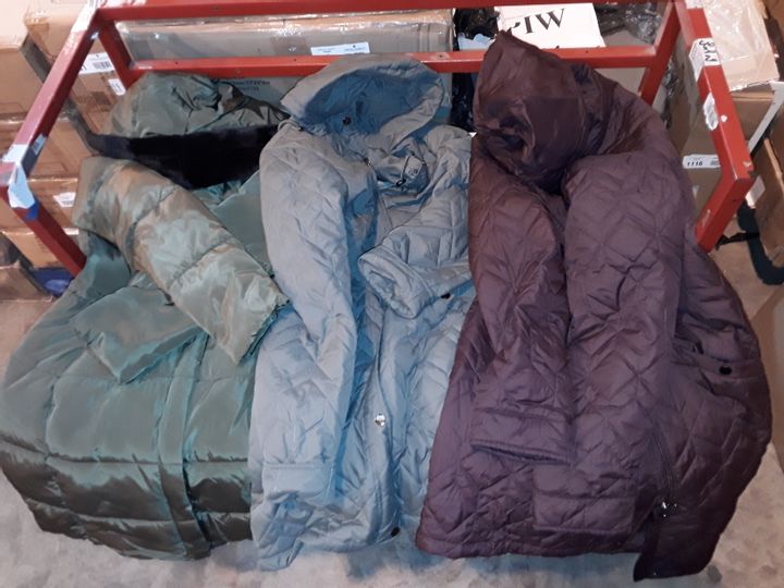LOT OF APPROXIMATELY 12 ASSORTED COATS 3125880-Simon Charles Auctioneers