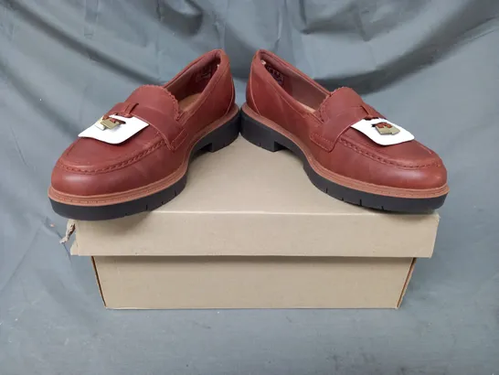 BOXED PAIR OF CLARKS WESTLYNN BELLA LOAFERS IN TAN UK SIZE 5.5