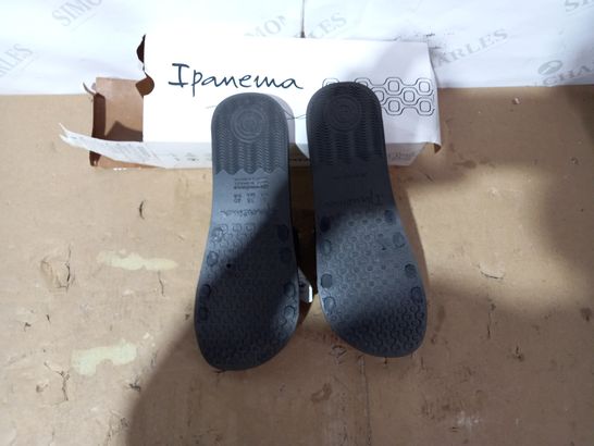 BOXED PAIR OF IPAMEMA FLIPFLOPS SIZE 40