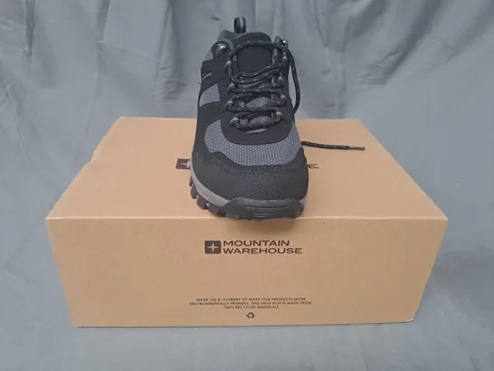 BOXED PAIR OF MOUNTAIN WAREHOUSE MCLEOD WIDE FIT OUTDOOR WALKING SHOES IN BLACK UK SIZE 9