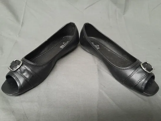 BOXED PAIR OF SOFIA PEEP TOE SLIP-ON SHOES IN BLACK EU SIZE 39