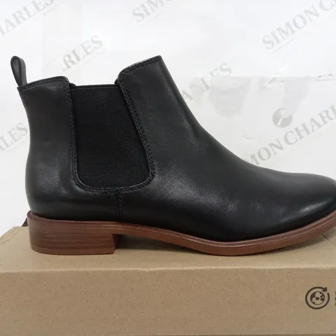 BOXED PAIR OF CLARKS COLLECTION TAYLOR SHINE HIGH BOOTS - UK 6 