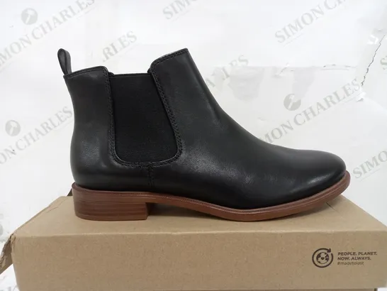 BOXED PAIR OF CLARKS COLLECTION TAYLOR SHINE HIGH BOOTS - UK 6 