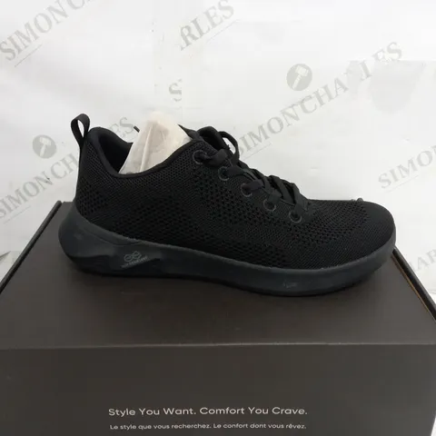 BOXED VIONIC BLACK TRAINER'S SIZE 6