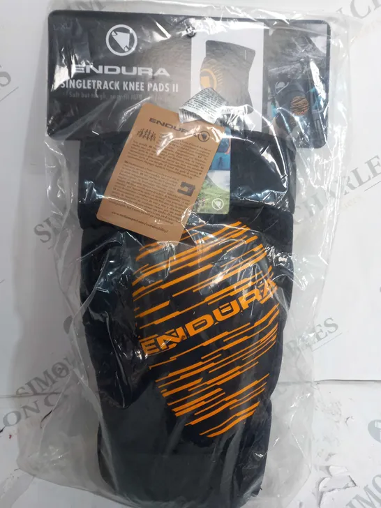 BAGGED PAIR OF ENDURA SINGLETRACK KNEE PADS 