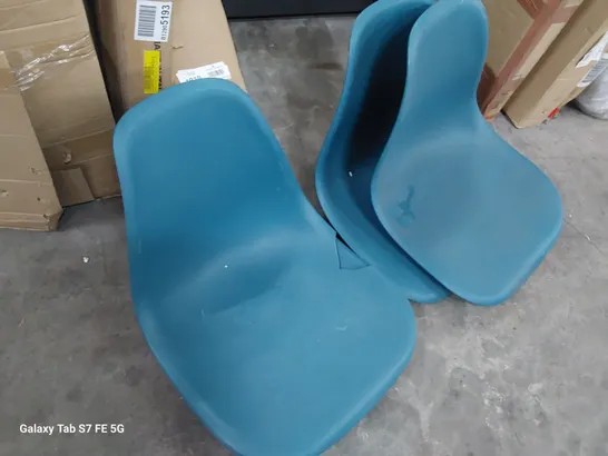 SET OF 4 BLUE PLASTIC CHAIRS (NO LEGS)