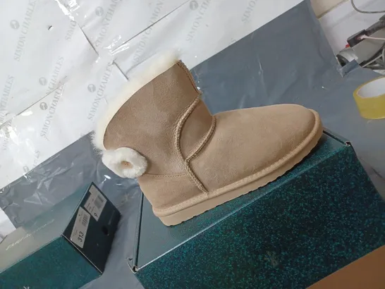 BOXED PAIR OF EMU AUSTRALIA SHEEPSKIN ANKLE HIGH BOOTS - TAN - SIZE 7 UK