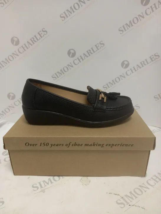 BOXED PAIR OF CUSHION WALK LOAFERS IN BLACK - 5