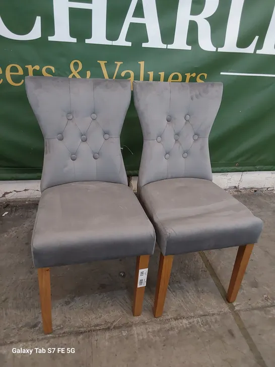 PAIR OF UPHOLSTERED BUTTONED BACK DINING CHAIRS GREY PLUSH FABRIC ON NATURAL LEGS 