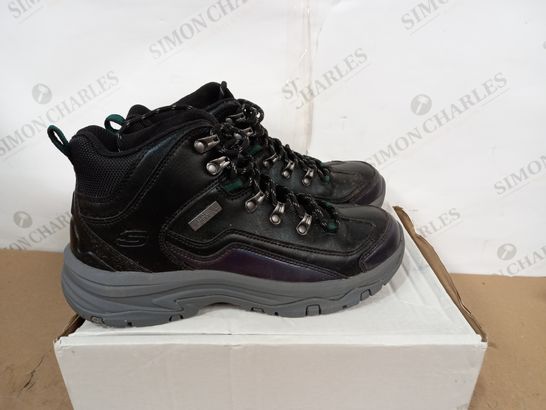 BOXED PAIR OF SKETCHERS BLACK BOOTS UK SIZE 6