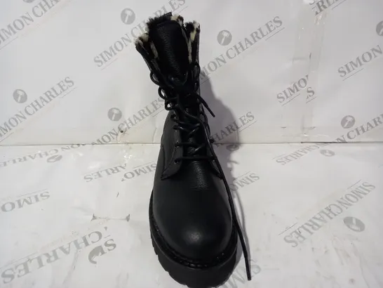 BOXED PAIR OF TOMMY JEANS ANKLE BOOTS IN BLACK UK SIZE 7.5