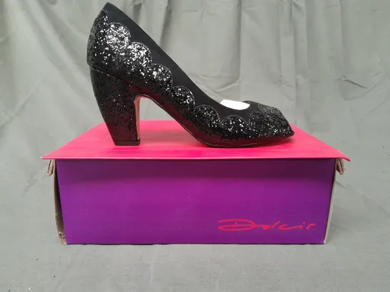 BOXED PAIR OF DOLCIS OPEN TOE HEELED SHOES IN BLACK W. GLITTER EFFECT SIZE 5