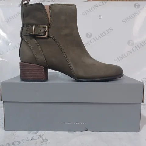 BOXED PAIR OF VIONIC SIENNA ANKLE BOOTS IN OLIVE SIZE 6