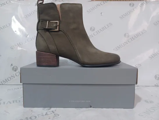 BOXED PAIR OF VIONIC SIENNA ANKLE BOOTS IN OLIVE SIZE 6