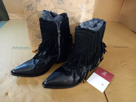 PAIR OF FREE PEOPLE LAWLESS FRINGE WESTERN BOOTS IN BLACK - 38.5