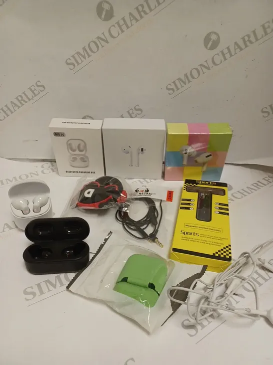 APPROXIMATELY 25 ASSORTED MOBILE & AUDIO ACCESSORIES TO INCLUDE WIRELESS EARPHONES, CHARGING CASES, USB PLUGS ETC 