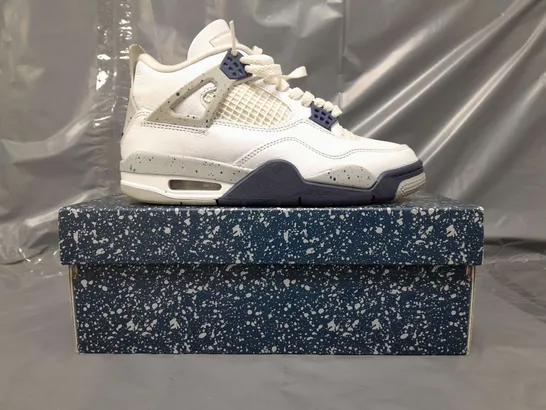 BOXED PAIR OF NIKE AIR JORDAN 4 RETRO SHOES IN WHITE/NAVY UK SIZE 4.5