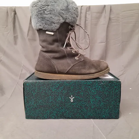 BOXED PAIR OF EMU AUSTRALIA BIRDWOOD BOOTS, OAK - SIZE 6