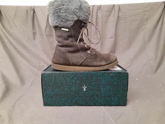 BOXED PAIR OF EMU AUSTRALIA BIRDWOOD BOOTS, OAK - SIZE 6