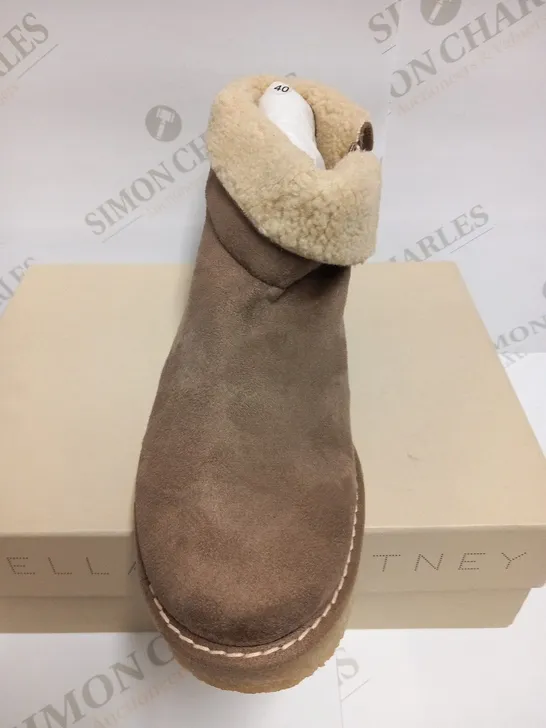 BOXED PAIR OF STELLA MCCARTNEY KICKAPOO LOW BOOT PEBBLE SIZE 40