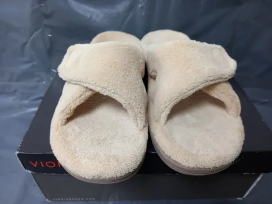 VIONIC INDULGE RELAX SLIPPERS IN TAN - UK 7