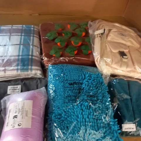 LOT OF ASSORTED HOUSEHOLD FABRIC ITEMS 