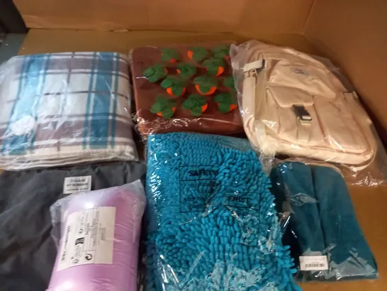 LOT OF ASSORTED HOUSEHOLD FABRIC ITEMS 