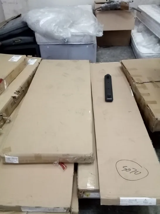 PALLET OF ASSORTED FURNITURE AND PARTS 